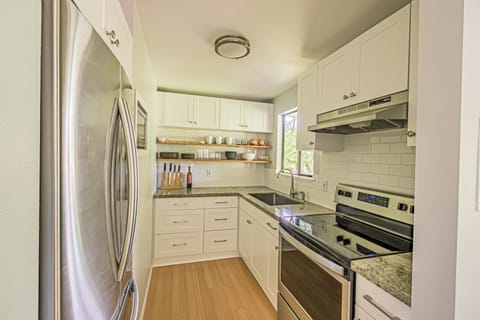Kitchen that has everything you need to make a tasty meal.