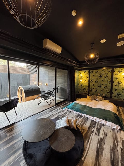 Deluxe Suite | Down comforters, desk, laptop workspace, soundproofing
