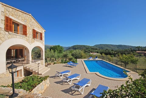 Ses Rotes, a spacious country house for 10 people in Mallorca, with a private pool surrounded by nature, perfect for a relaxing holiday.