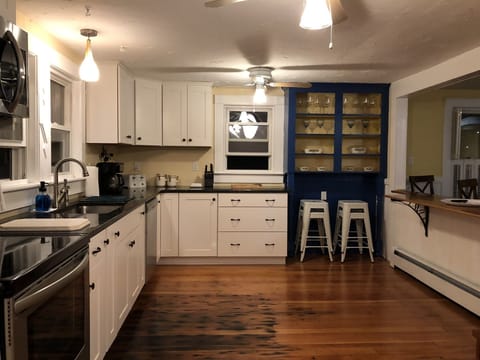 Large kitchen - eat at counter with stools