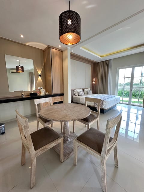 Deluxe Room | Desk, blackout drapes, free WiFi, bed sheets