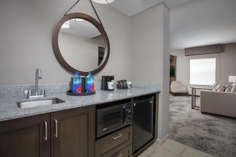 Premium bedding, in-room safe, desk, laptop workspace