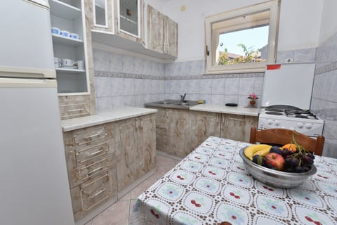 Apartment (A1) | Private kitchen | Fridge