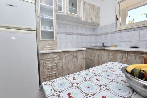 Apartment (A1) | Private kitchen | Fridge