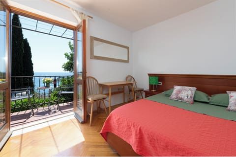 Deluxe Double Room, Balcony, Sea View | Desk, free WiFi, bed sheets