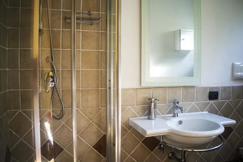 Standard Triple Room, Garden View | Bathroom | Shower, rainfall showerhead, bidet, towels