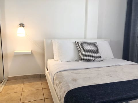 Dormitorio con  cama Queen en el que puede acomodar a 2 personas, tiene AC.