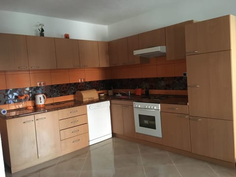 House | Private kitchen | Fridge, microwave, oven, stovetop