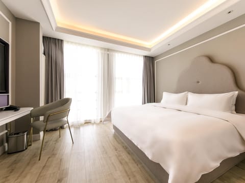 In-room safe, WiFi (free)