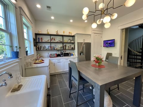 Kitchenette amenities , Lg Coffee Pot, microwave, toaster oven, fresh fruit