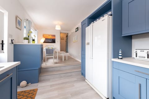 Lan Y Mor - kitchen to diner