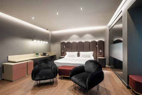 Premium Suite | Premium bedding, down comforters, pillowtop beds, minibar