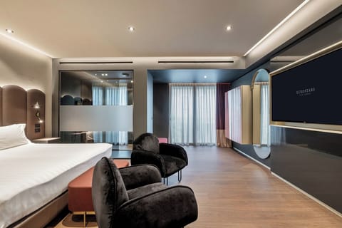 Premium Suite | Premium bedding, down comforters, pillowtop beds, minibar