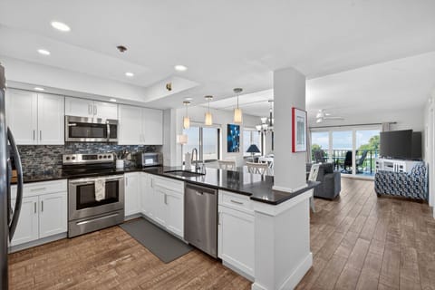 Fully equipped kitchen w/ ample counter space, ideal for cooking & entertaining.
