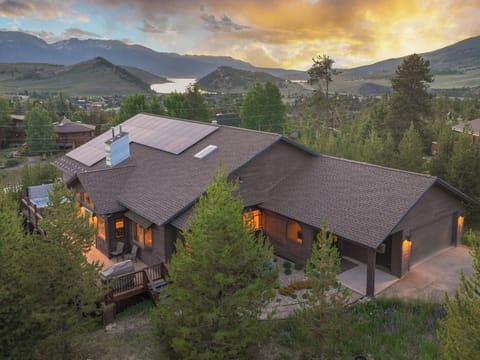 7BR/4.5 Bath home (16 guests) on two levels (5014 sq. ft.) with large lot