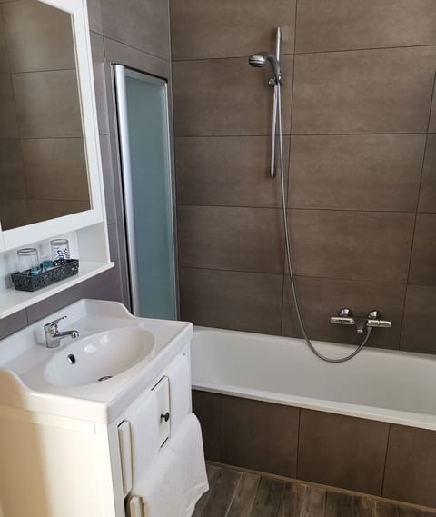 Basic Twin Room | Bathroom | Free toiletries, hair dryer, towels, soap