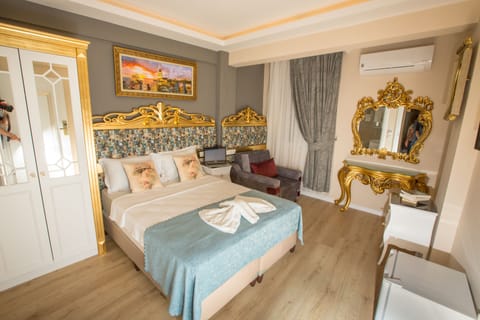 Deluxe Room | Minibar, in-room safe, desk, soundproofing