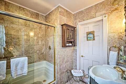 2. Sunset Clouds | Bathroom | Shower, free toiletries, towels