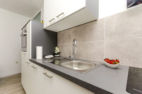 Private kitchen | Fridge, oven, stovetop, dishwasher