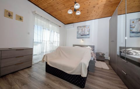 3 bedrooms, in-room safe, free WiFi