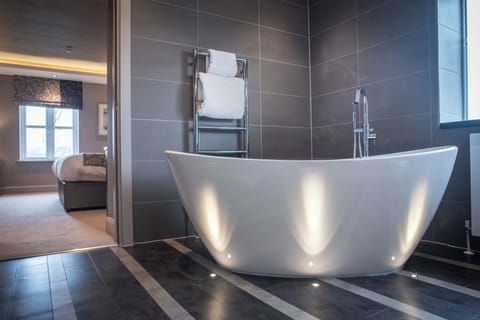 FARMHOUSE SUPERIOR SUITE. | Bathroom | Shower, free toiletries, hair dryer, towels