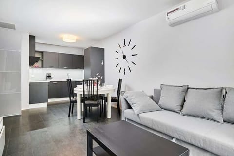 Living room of Świstackiego 19/10 with dining area, sofa, coffee table, tv and kitchenette