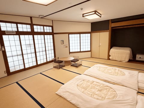 Room 5 | In-room safe, laptop workspace, WiFi (free)