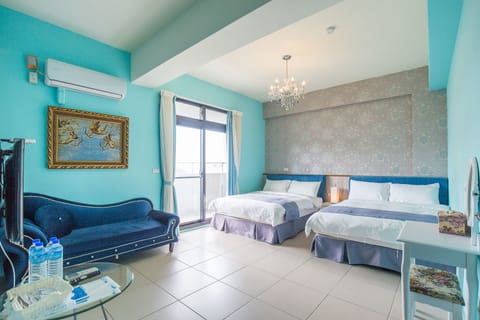 Deluxe Quadruple Room | Desk, blackout drapes, free WiFi, bed sheets
