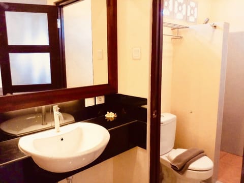 Shower, free toiletries, towels