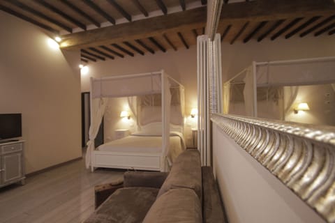 Royal Suite | Down comforters, desk, laptop workspace, soundproofing