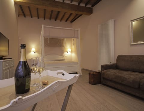 Royal Suite | Down comforters, desk, laptop workspace, soundproofing