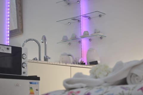 Deluxe Suite, Hot Tub | Down comforters, iron/ironing board, free WiFi, bed sheets