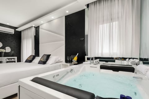 Suite | 1 bedroom, Egyptian cotton sheets, premium bedding, down comforters