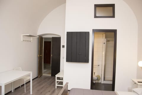 1 bedroom, desk, soundproofing, free cribs/infant beds