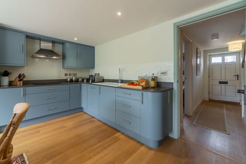 Ground floor: Well-equipped kitchen