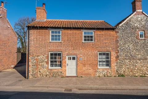 Sandpiper's Cottage, South Creake: A semi-detached traditional brick & flint cottage.