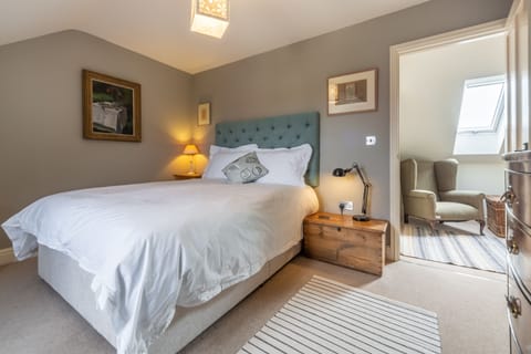 Kitty Coot, Burnham Overy Staithe: Master bedroom with king-size bed