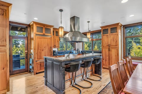 Main House Breakfast Bar