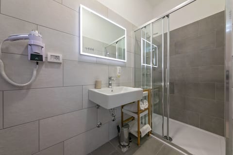 Superior Double or Twin Room, City View | Bathroom | Shower, hair dryer, bathrobes, towels