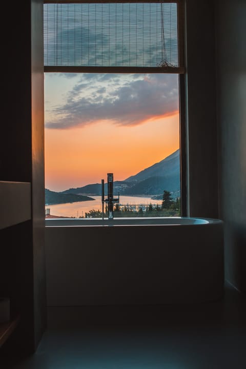 Deluxe Suite | Jetted tub