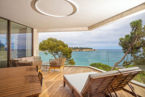 Three-Bedroom Apartment with a patio with Sea View | Terrace/patio