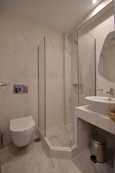 Shower, free toiletries, slippers, towels