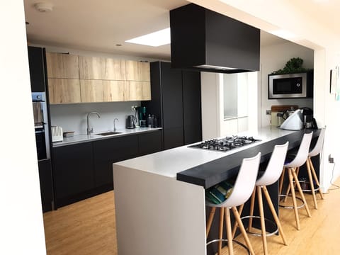 Kitchen and Breakfast Bar