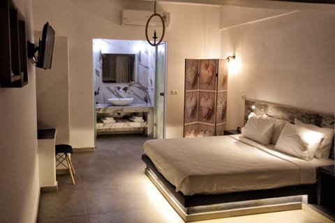 Superior Suite (Outdoor Hot Tub) | Minibar, in-room safe, blackout drapes, soundproofing