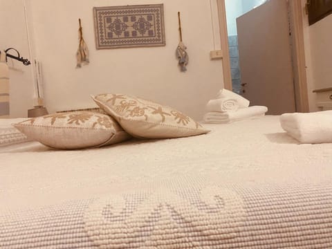 Free cribs/infant beds, bed sheets