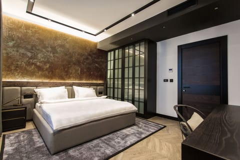 Double Room | Minibar, in-room safe, desk, blackout drapes