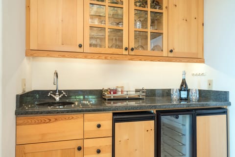 3.4-mountain-village-mountain-melody-wet-bar