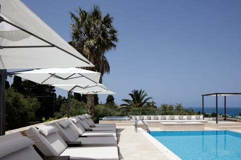 Luxury large mattress sunbeds 4 single beds and 2 double suitable for 8 guests and 4 large umbrellas