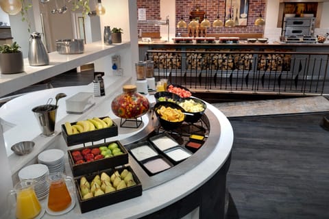 Buffet breakfast for a fee on weekdays