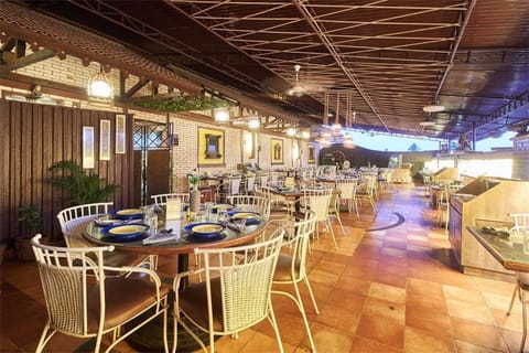 2 restaurants; breakfast, lunch, and dinner served